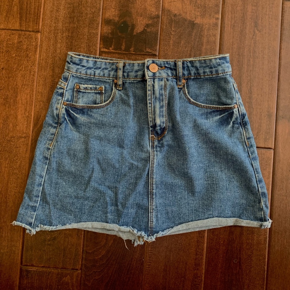 Dark blue jean skirt.